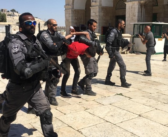 شرطة الاحتلال تعتقل فلسطينيًا من داخل الاقصى - ارشيف