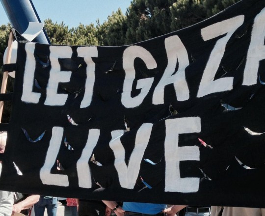 لافتة مؤيدة لغزة في مظاهرة أوربية 