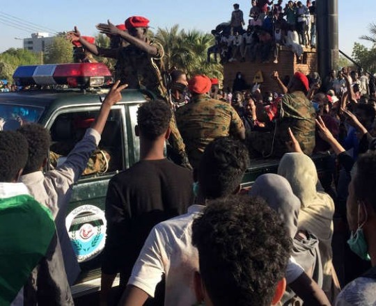 الجيش السوداني مُحاطٌ بالمتظاهرين 
