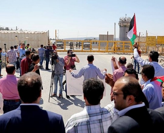 تم تنظيم الوقفة أمام سجن عوفر للتضامن مع علي دار علي - وكالات