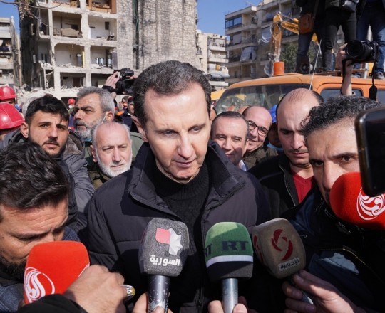 الأسد خلال جولة للمناطق المنكوبة