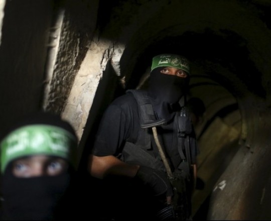 عناصر من القسام في نفق للمقاومة- ارشيف