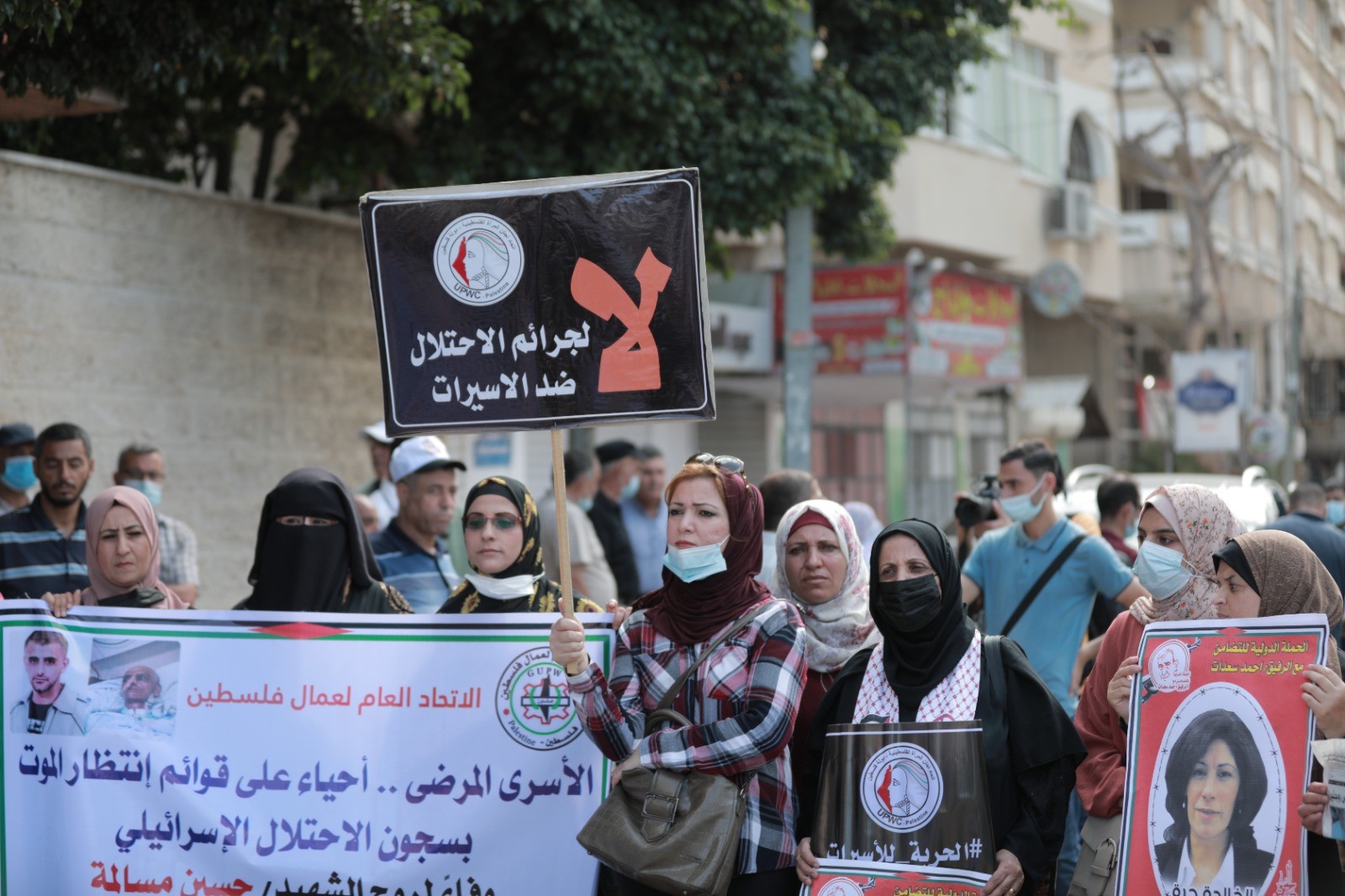 الشعبية واتحاد المرأة يُنظمان وقفة إسنادًا للأسرى واحتفاءً بتحرّر خالدة جرار (3).jpg