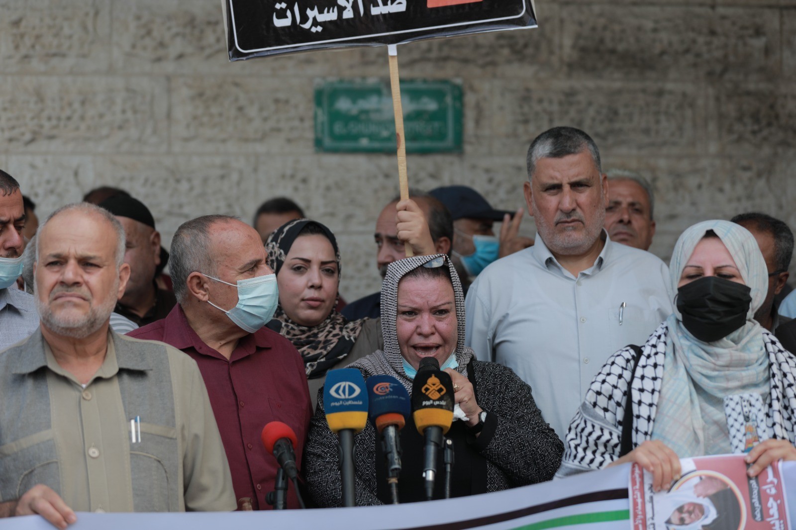 الشعبية واتحاد المرأة يُنظمان وقفة إسنادًا للأسرى واحتفاءً بتحرّر خالدة جرار (7).jpg