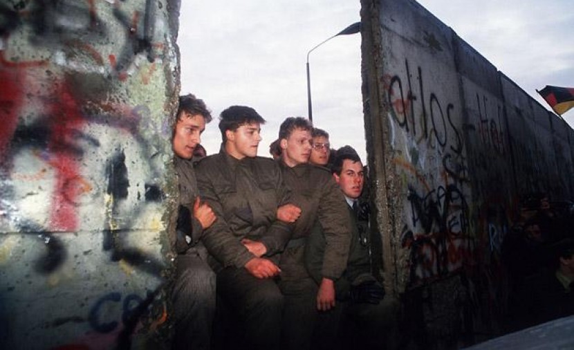 انهيار جدار برلين بوابة الهدف الإخبارية