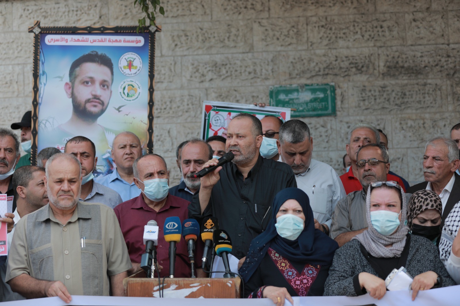 الشعبية واتحاد المرأة يُنظمان وقفة إسنادًا للأسرى واحتفاءً بتحرّر خالدة جرار (4).jpg