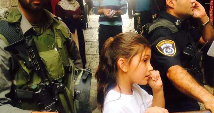 القدس: الاحتلال يعتقل طفلة من حي الشيخ جراح بتهمة رسم علم فلسطين 