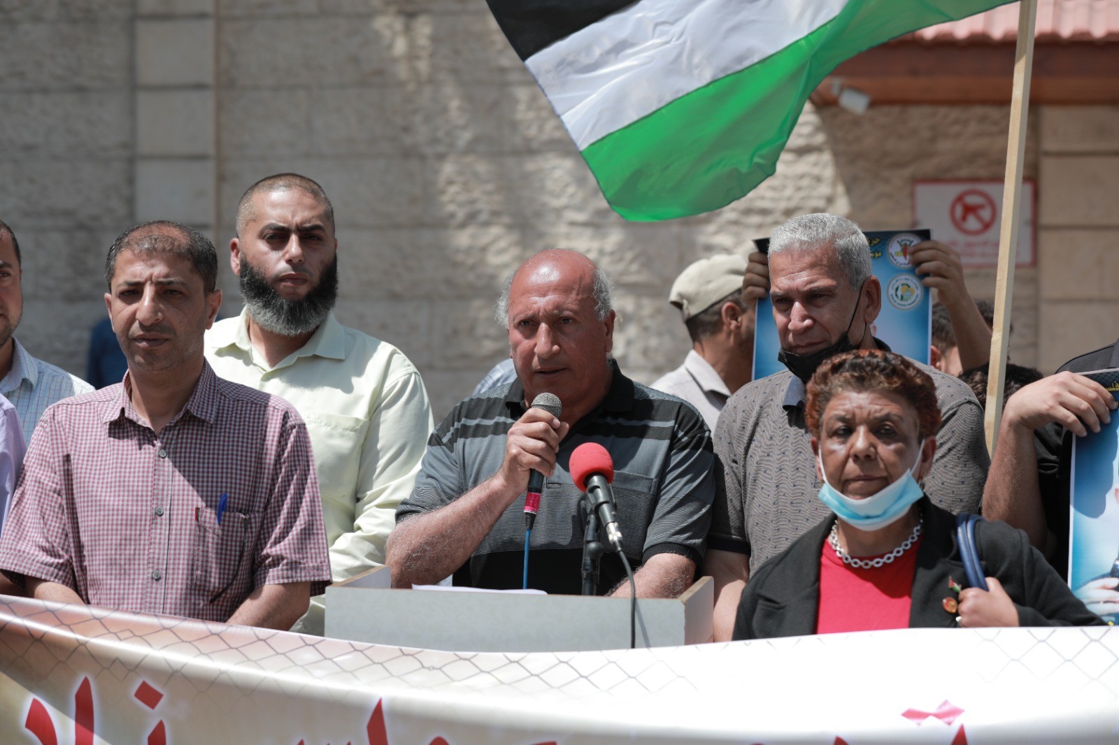 الشعبيّة تنظم وقفة أمام مقر المندوب السامي دعمًا للأسرى المضربين عن الطعام (1).jpg