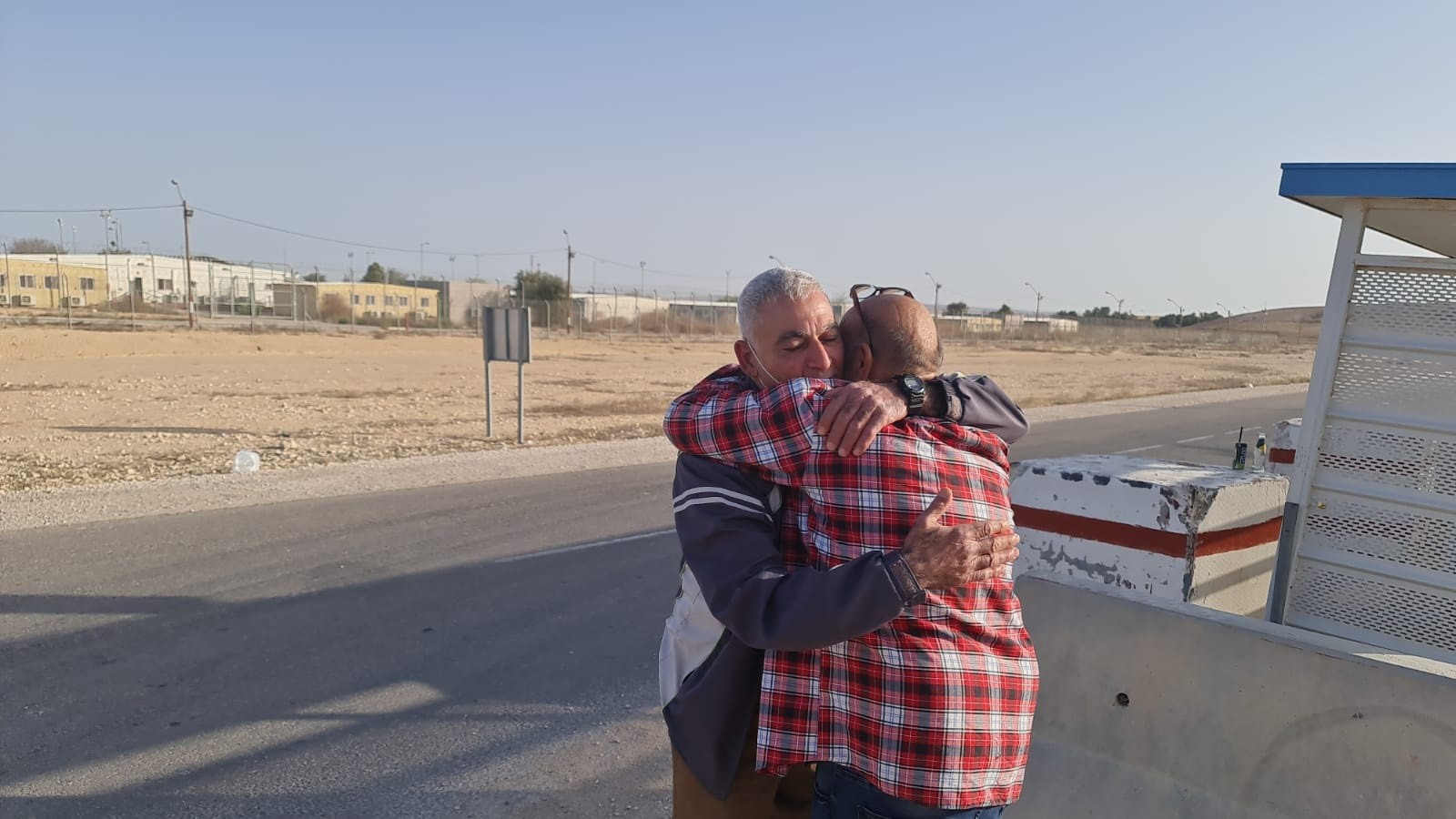 الأسير القائد رشدي أبو مخ يتنسّم عبير فلسطين بعد 35 عامًا داخل الزنازين الصهيونية (1).jpg