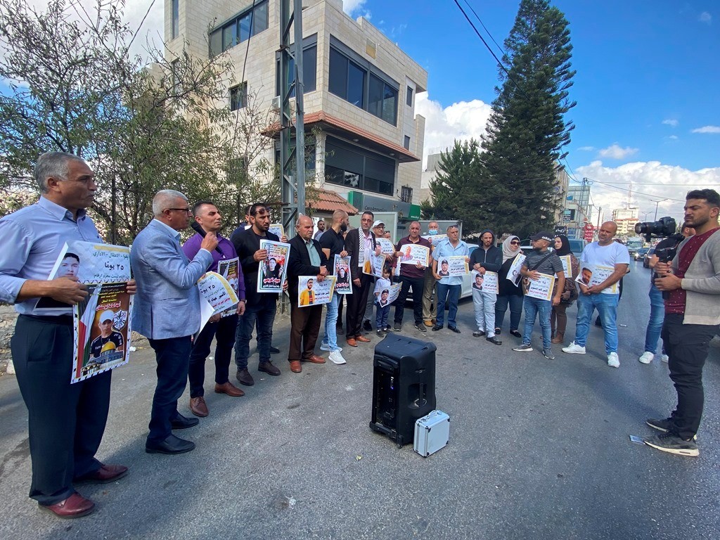 وقفة تضامنية امام مقر الصليب الاحمر في بيت لحم مع الاسرى المضربين عن الطعام.JPG