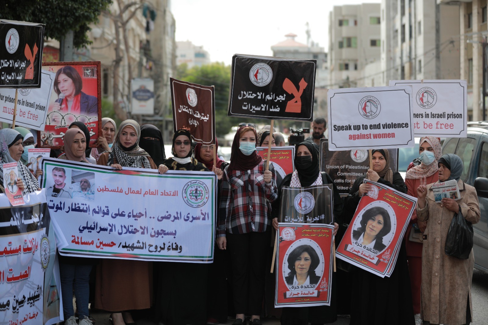 الشعبية واتحاد المرأة يُنظمان وقفة إسنادًا للأسرى واحتفاءً بتحرّر خالدة جرار (5).jpg