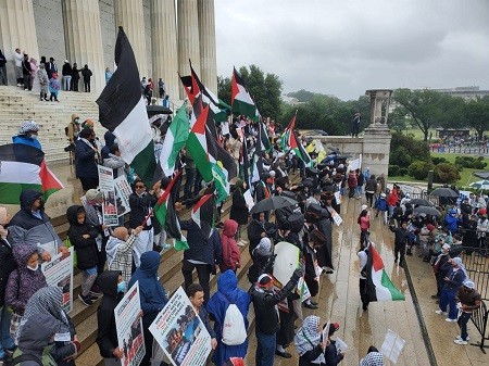 عشرات الآلاف في واشنطن يتظاهرون تنديدًا بجرائم الاحتلال (2).jpg