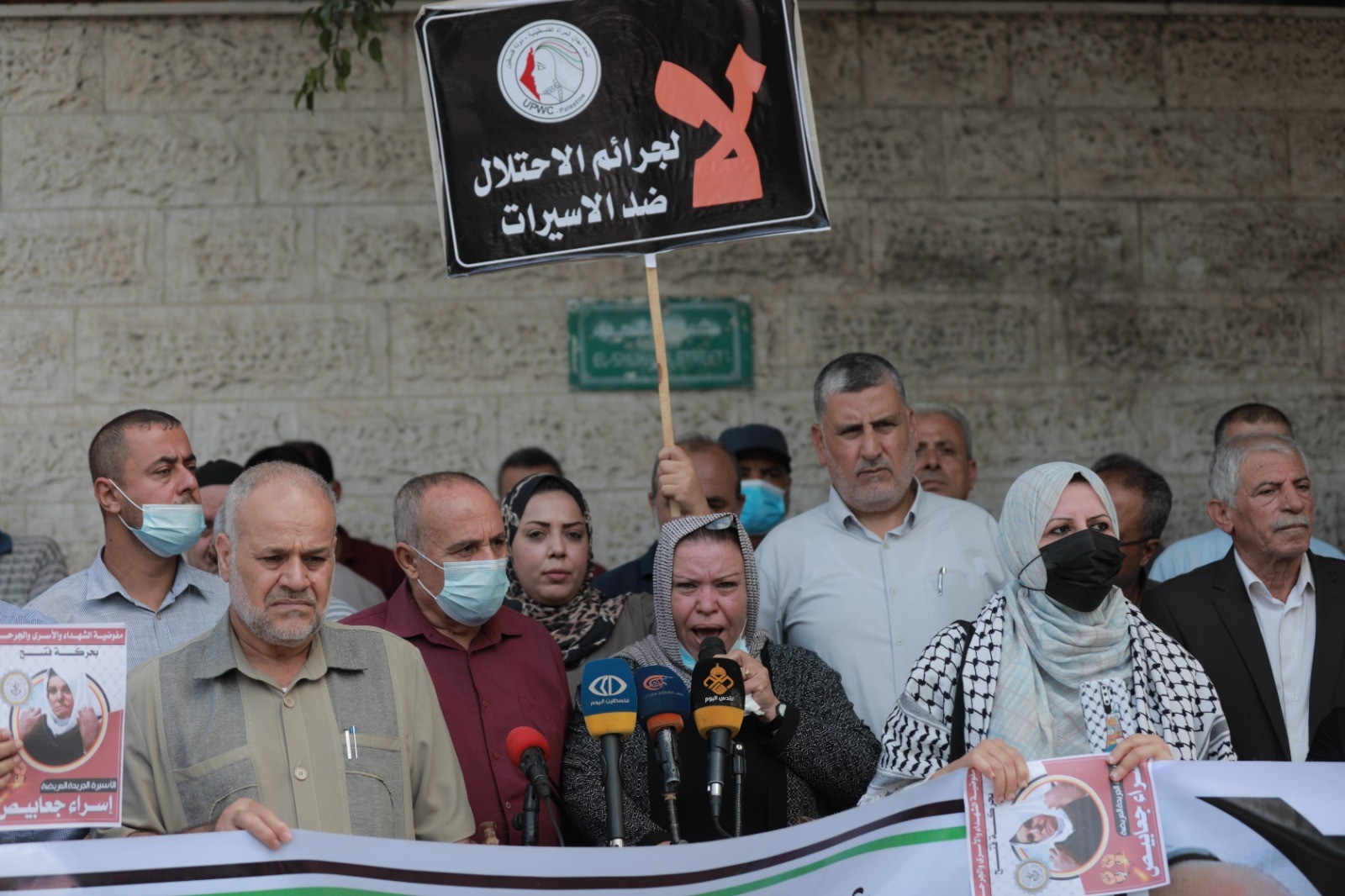 الشعبية واتحاد المرأة يُنظمان وقفة إسنادًا للأسرى واحتفاءً بتحرّر خالدة جرار (1).jpg