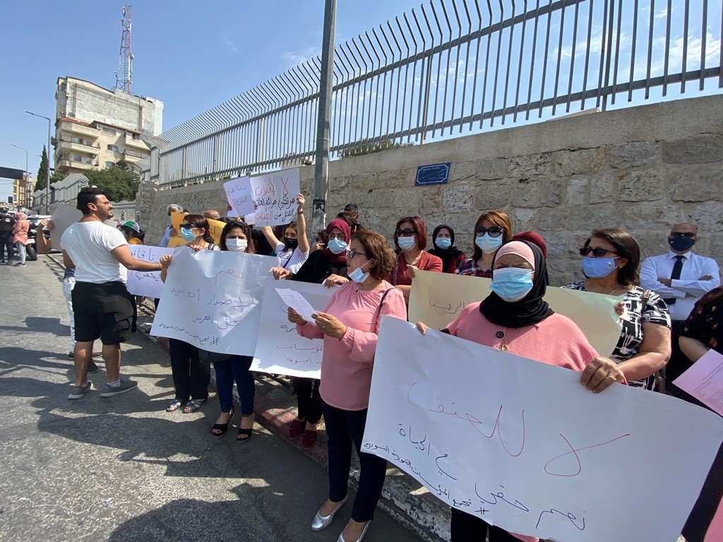 وقفة نسوية في بيت لحم احتجاجا على ارتكاب الجرائم ضد النساء (2).JPG