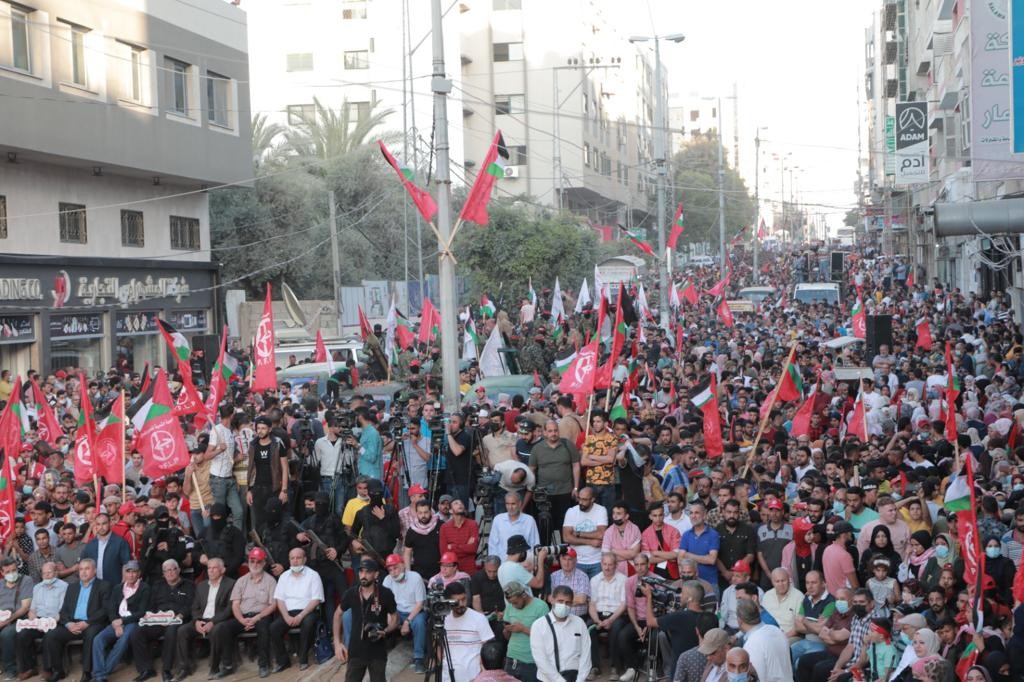 الآلاف من أنصار الجبهة الشعبيةيشاركون في المسيرة الضخمة احتفالاً بانتصار المقاومة (2).jpg