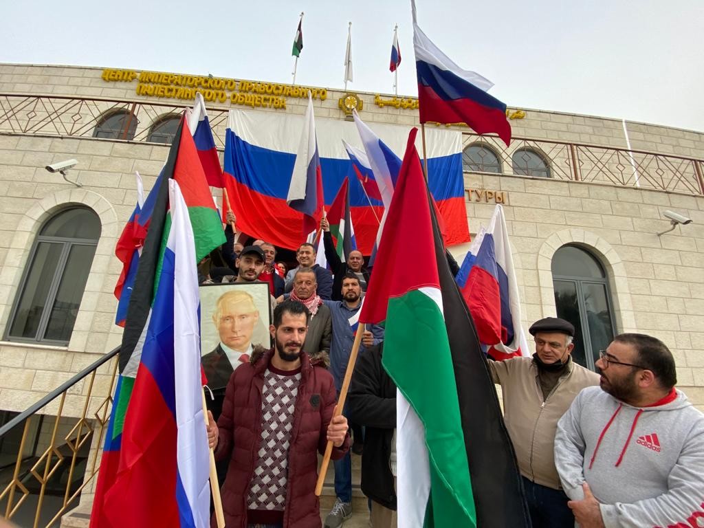 فعاليات وقوى فلسطينية تنظم وقفة تضامنية مع روسيا وشعبها في وجه العقوبات الغربية بحقها (4).jpg
