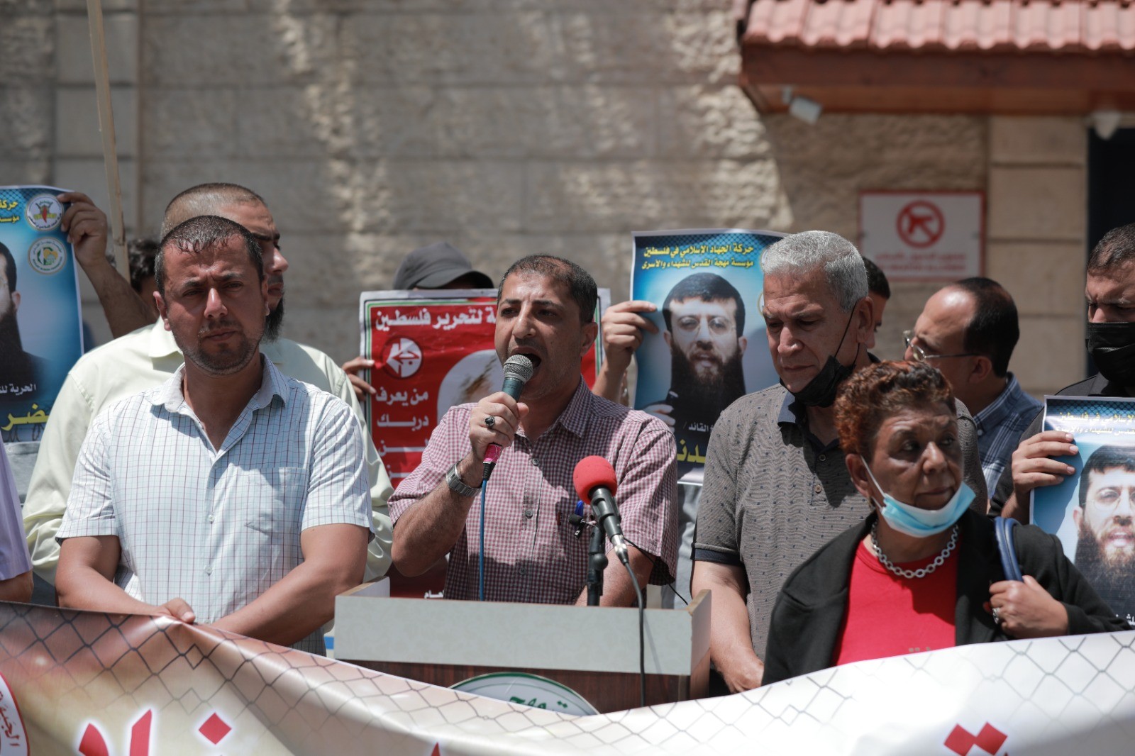 الشعبيّة تنظم وقفة أمام مقر المندوب السامي دعمًا للأسرى المضربين عن الطعام (9).jpg