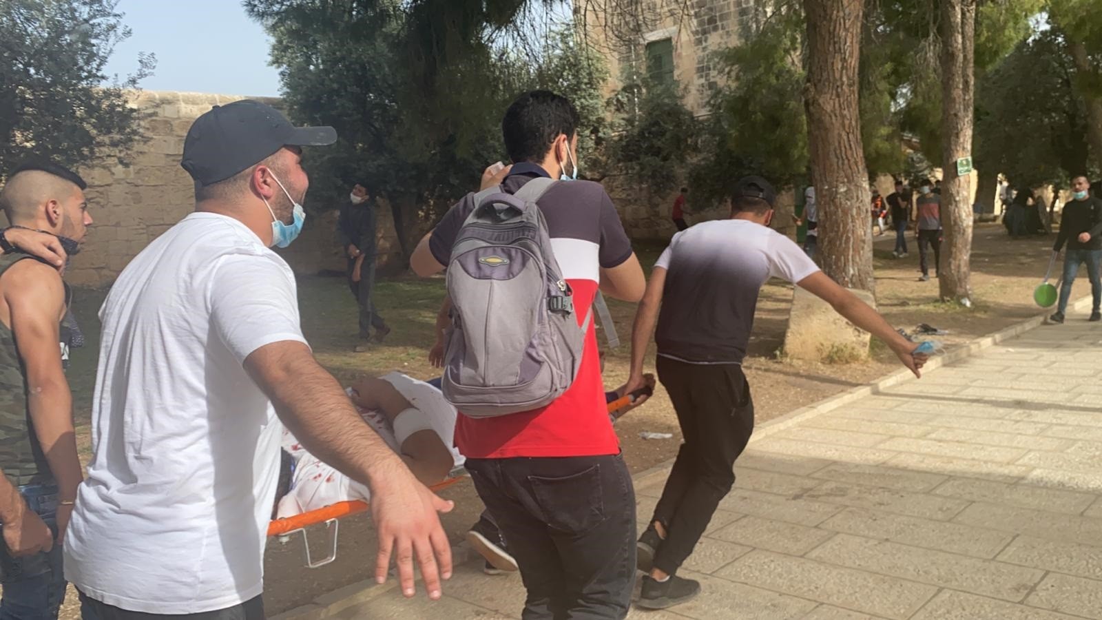 عشرات الإصابات برصاص الاحتلال بعد اقتحام الاحتلال للمسجد الأقصى بشكلٍ عنيف  3.jpg