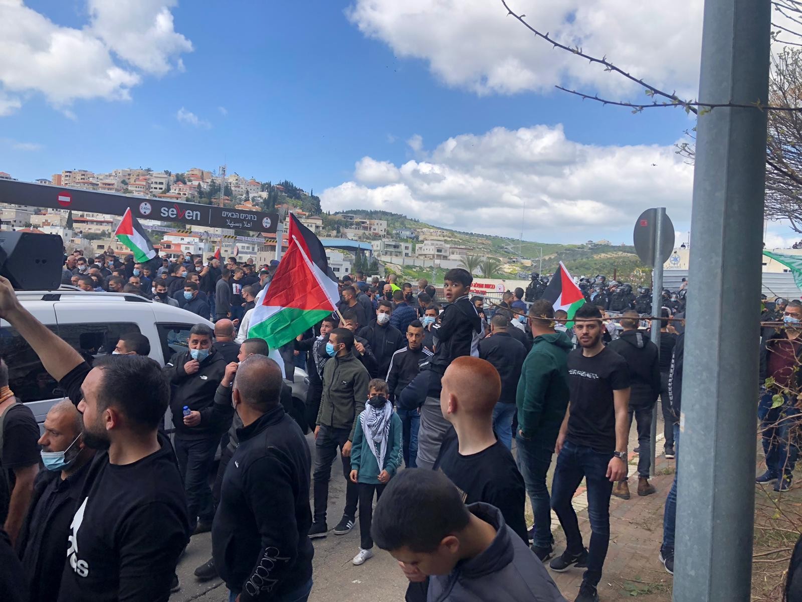 المئات ينتفضون في قلنسوة وأم الفحم رفضًا للجريمة ولتواطؤ الاحتلال مع عصابات الإجرام (2).jpg